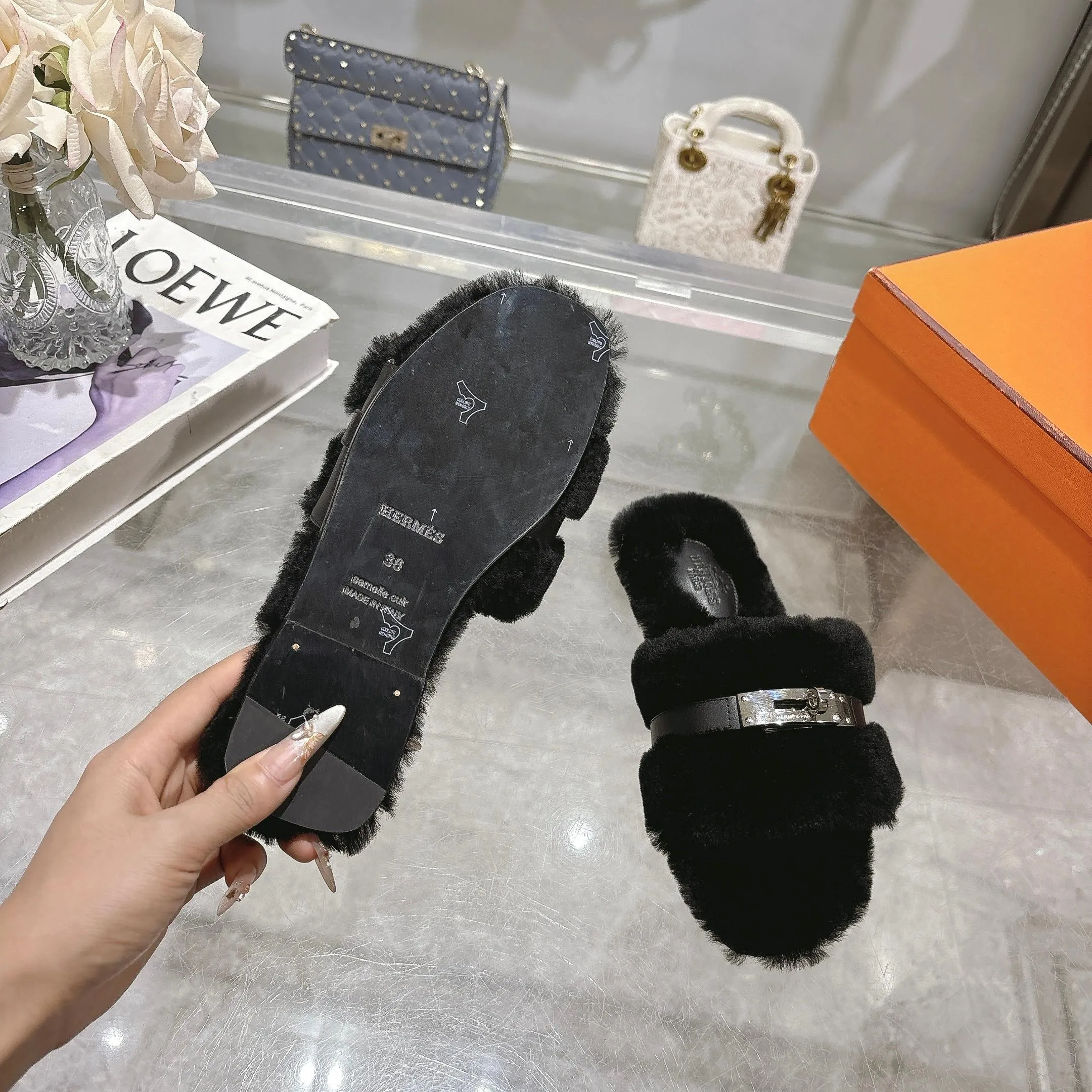👟👟Ex-factory price 500👟👟 Purchasing agent level Hermes Hermès second uncle hair slippers are in stock all year round. 2025 new and new colors official website, Xiaohongshu synchronizes the latest color matching Hermès hot models are hot online, upgraded workmanship, high quality! Fashionable small wool H-trailers, autumn and winter style flat-soled wool mop, can be customized without standard, non-refundable and non-exchangeable. Fabric: Imported lamb's roll real wool. Lining: Imported lamb's roll real wool. Outsole: Genuine leather outsole. Size: 35-43, [Note: 41, 42, 43 customized]